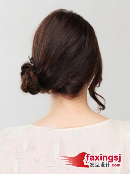 给人感觉高贵典雅的盘发编发造型可以很好地展现女性的颈部线条