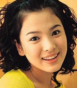 短发怎么扎起来好看　复出宋慧乔来支招