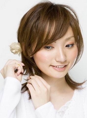 长发飘飘魅惑 明星时尚盘发技巧